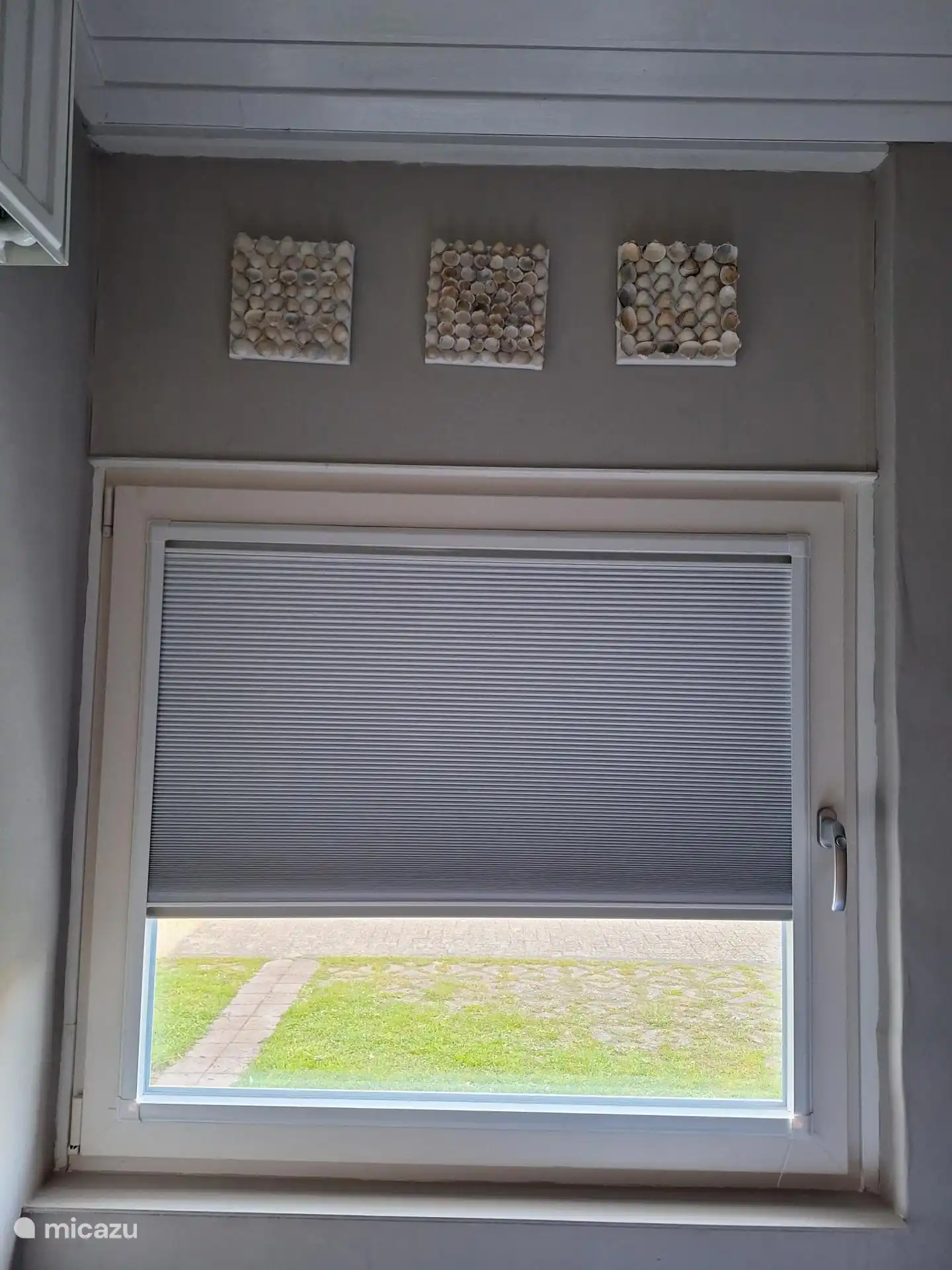 Kipp- und Kippfenster im Hauptschlafzimmer. Denn mit Bemalungen von Muscheln.