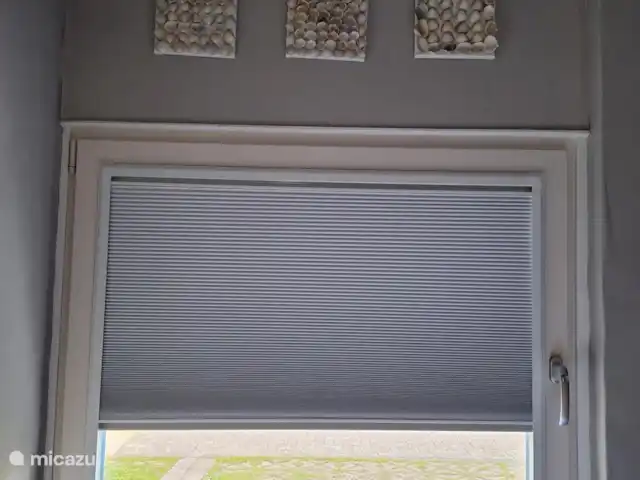 Maison de vacances en Zélande/Bleu | Pays-Bas, Zélande, Bruinisse - bungalow Fenêtre oscillo-battante dans la chambre principale. Parce qu’avec des peintures de coquillages.