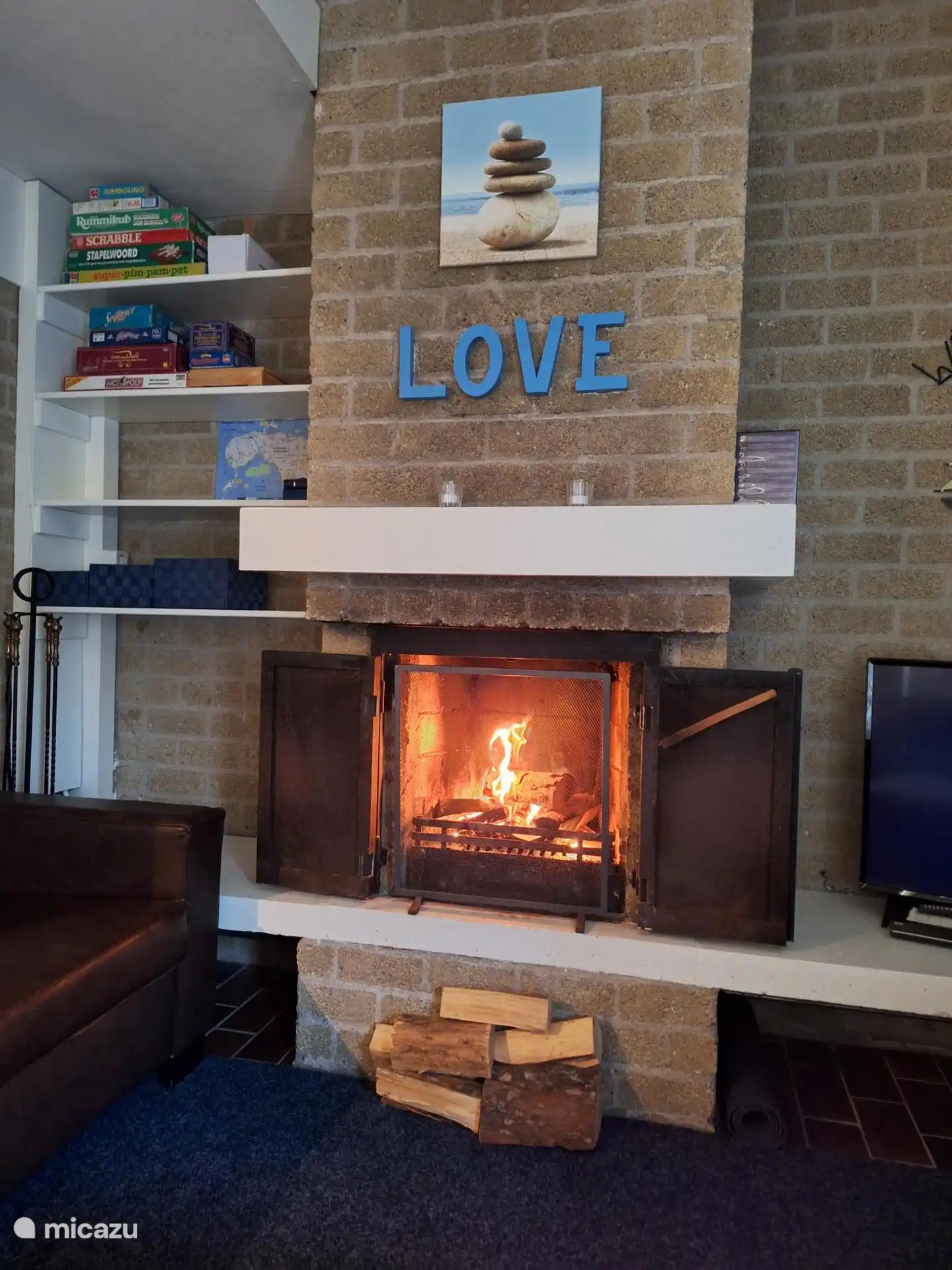 Eindruck vom Wohnzimmer, gemütlich mit Kamin.