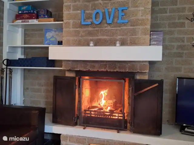 Maison de vacances en Zélande/Bleu | Pays-Bas, Zélande, Bruinisse - bungalow Impression du salon, confortable avec la cheminée allumée.