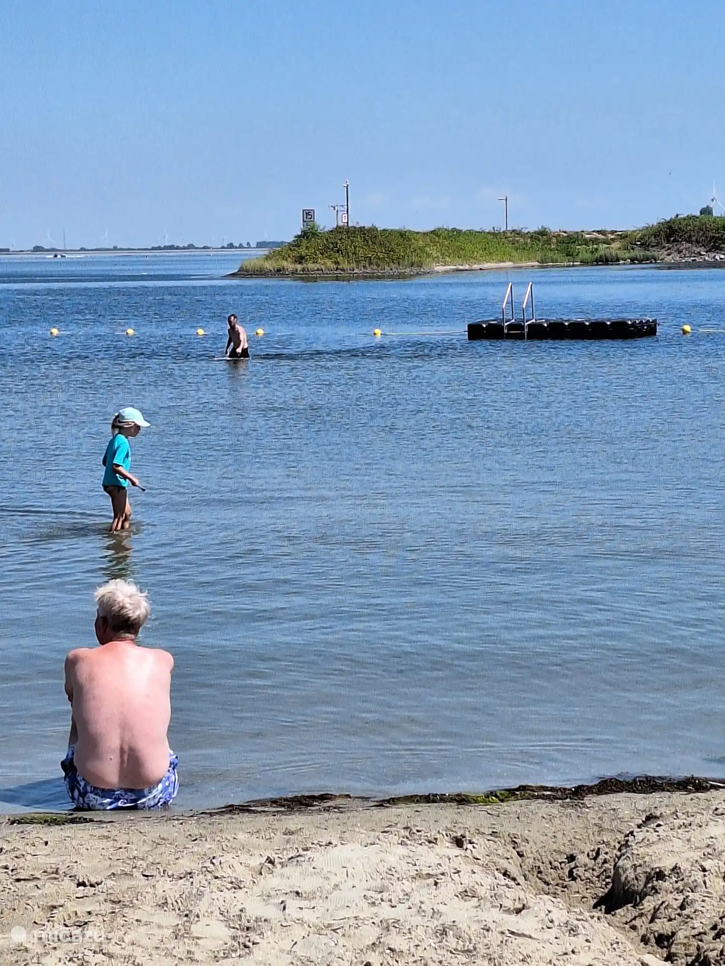 Strand mit abgegrenztem Meeresabschnitt mit Terrasse, 600 m. vom Ferienhaus entfernt