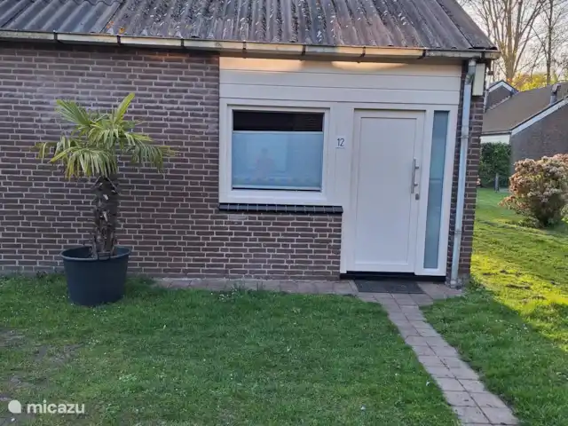 Maison de vacances en Zélande/Bleu | Pays-Bas, Zélande, Bruinisse - bungalow Arrivée à la maison de vacances avec une nouvelle façade en plastique à haute valeur isolante.