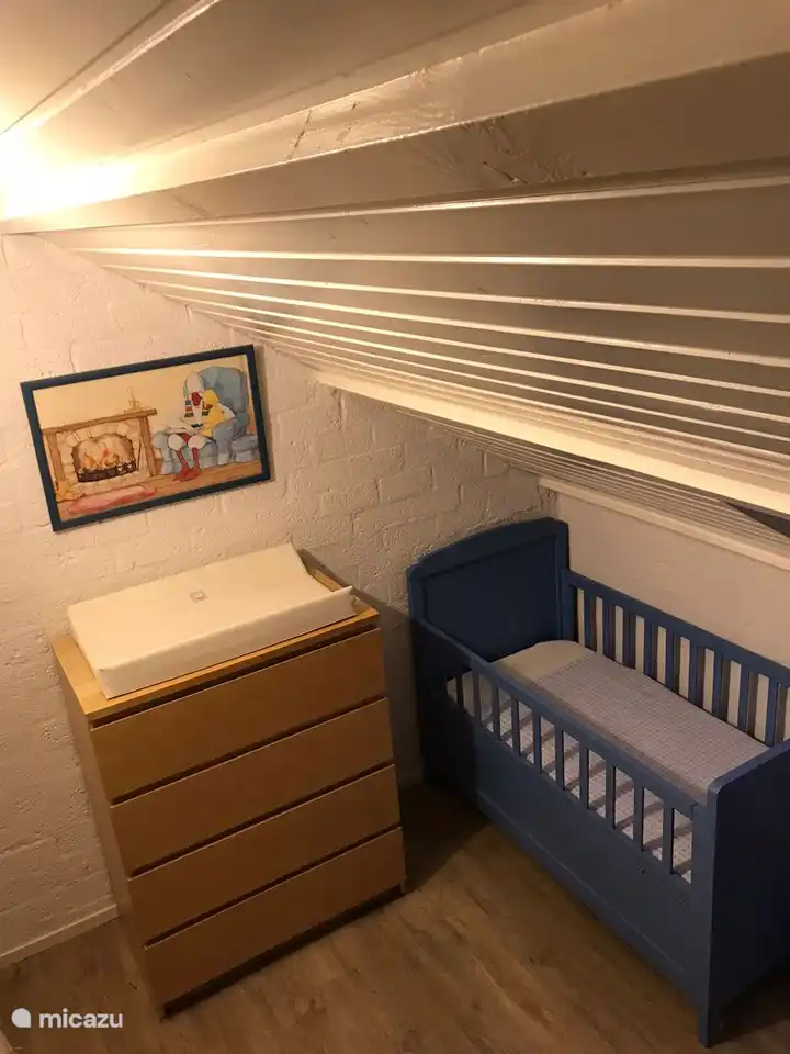 Babyecke mit Bett und Wickeltisch mit Wickelauflage im 1. Stock