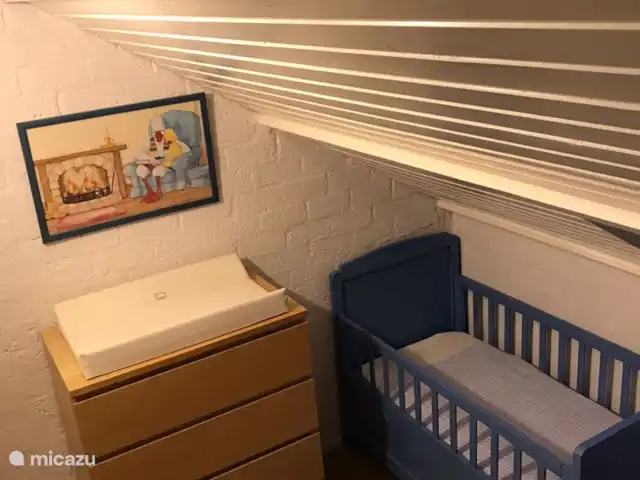 Maison de vacances en Zélande/Bleu | Pays-Bas, Zélande, Bruinisse - bungalow Coin bébé avec lit bébé et commode avec matelas à langer au 1er étage