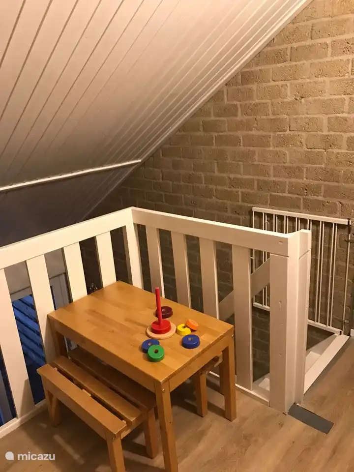 Auf dem Dachboden ein zusätzlicher Platz zum Spielen für die Kinder, der durch ein Treppengitter geschlossen werden kann.