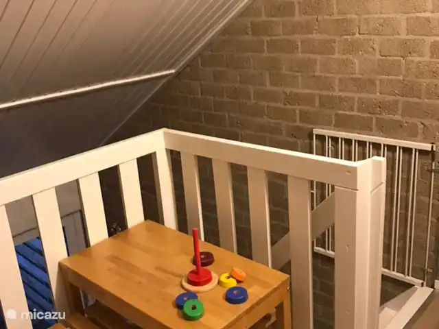 Maison de vacances en Zélande/Bleu | Pays-Bas, Zélande, Bruinisse - bungalow Sur la mezzanine, il y a un espace supplémentaire pour les enfants pour jouer, qui peut être fermé par une barrière d'escalier.