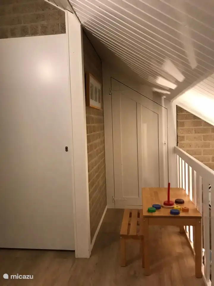 Auf dem Dachboden befindet sich auch ein zusätzlicher Schrank, in dem sich die Box und der Wäscheständer befinden.