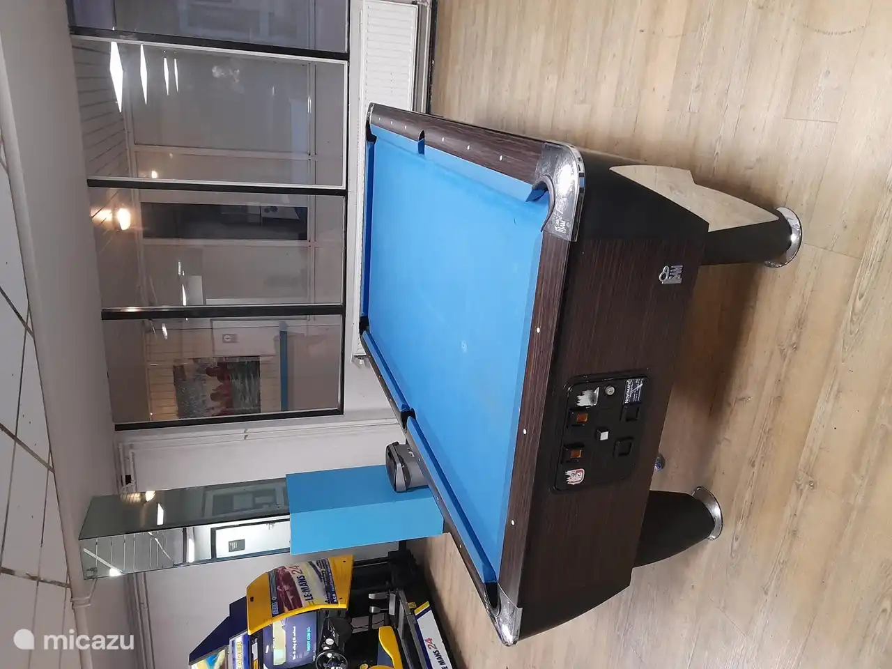 Der Park hat eine Arkade mit verschiedenen Attributen