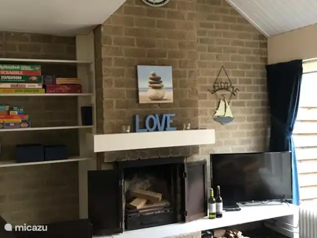 Maison de vacances en Zélande/Bleu | Pays-Bas, Zélande, Bruinisse - bungalow Confortablement installé au coin du feu en regardant un film sur Netflix ou en regardant un DVD avec les enfants pendant que vous prenez un verre.