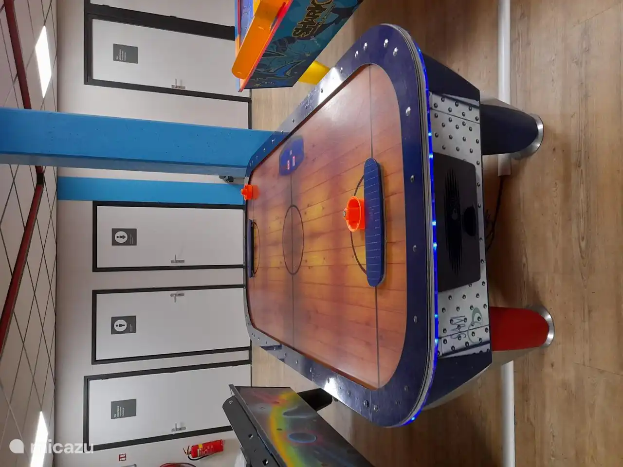 Der Park hat eine Arkade mit verschiedenen Attributen