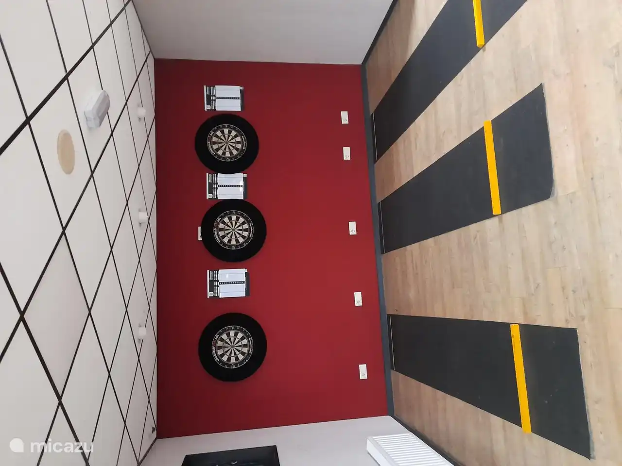 Der Park hat eine Arkade mit verschiedenen Attributen