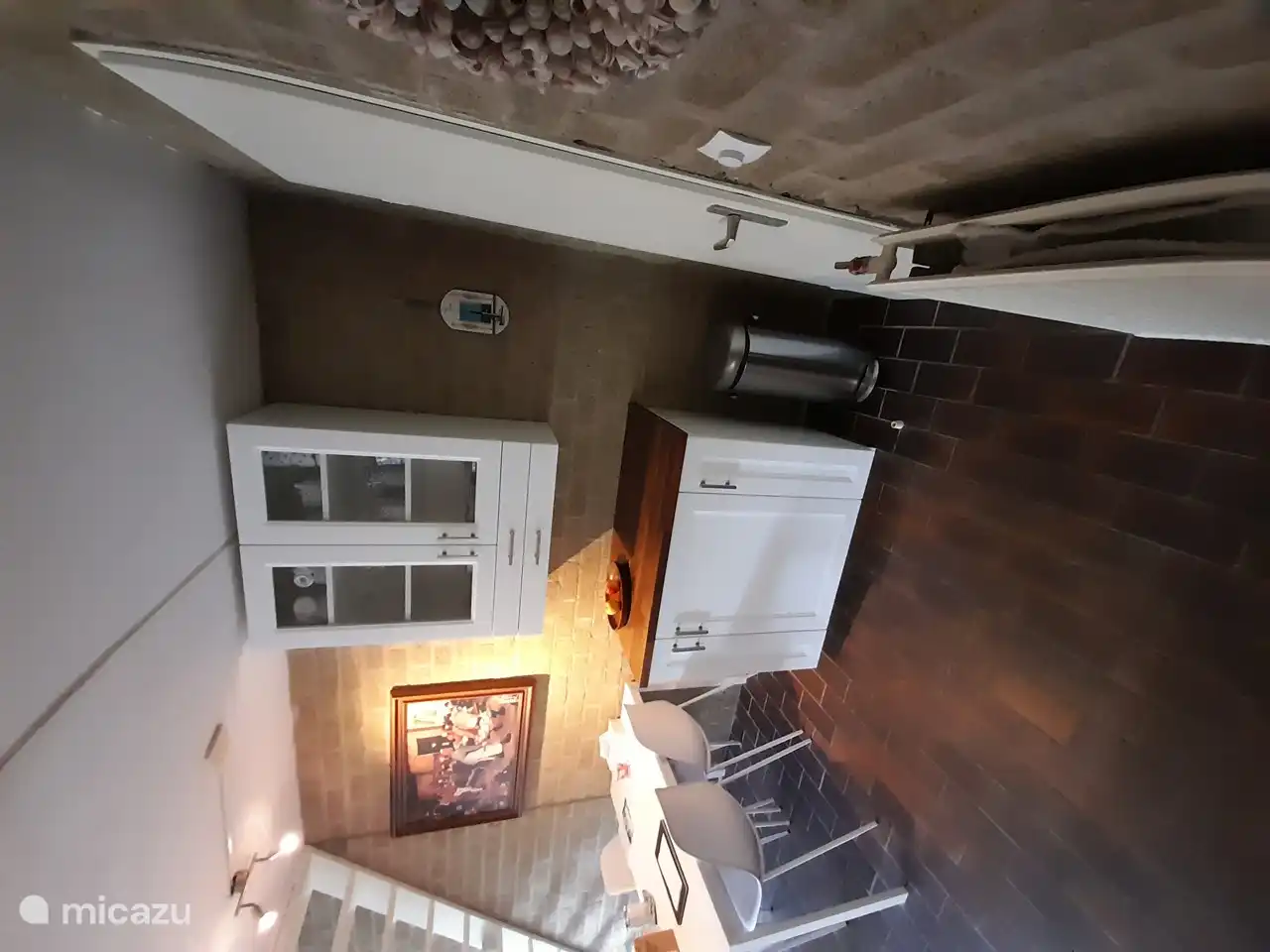 Separate Küchenzeile mit integriertem Kühlschrank.