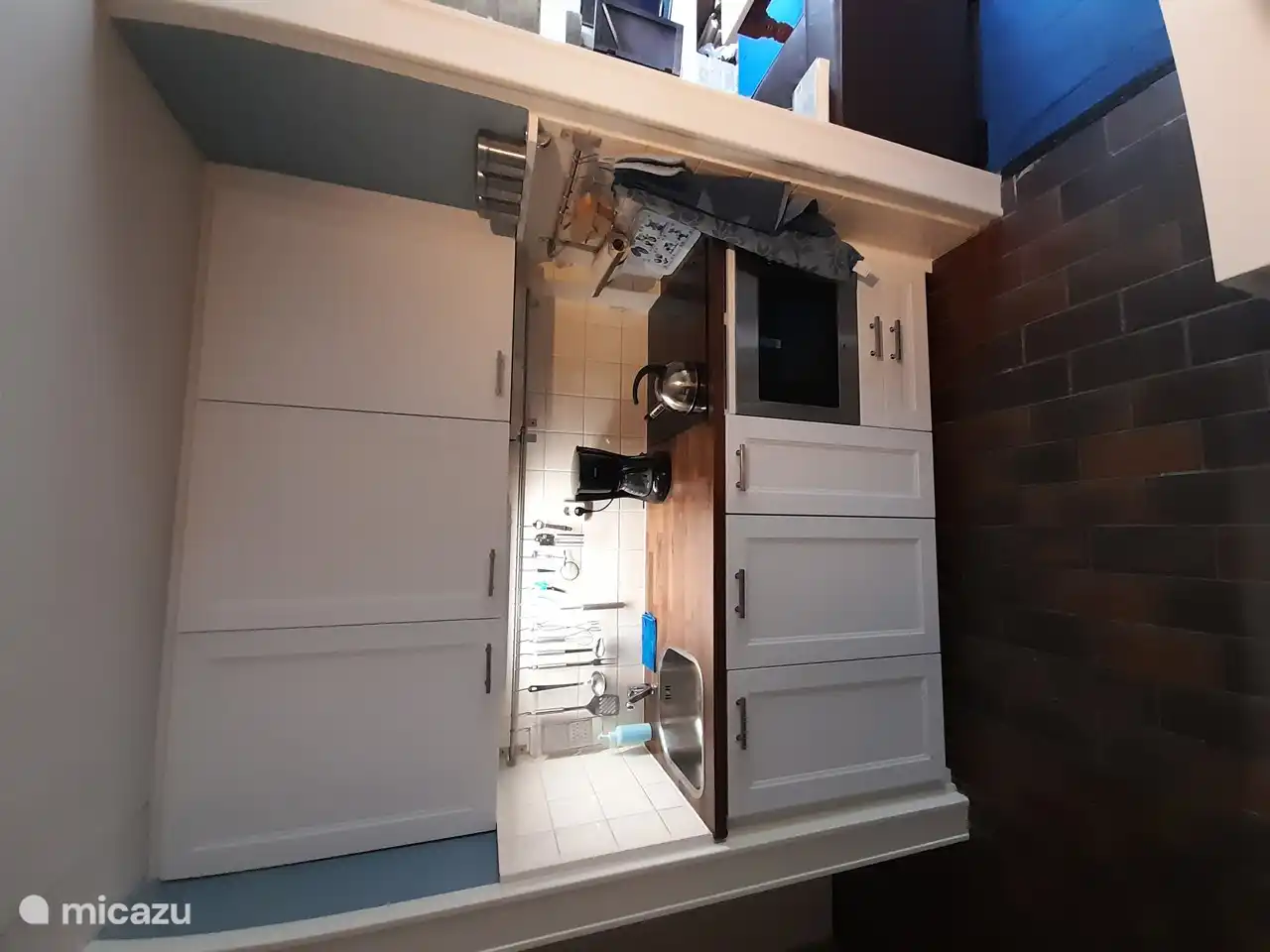 Die Küche wurde im November 2022 neu eingebaut, mit Kombi-Mikrowelle, Geschirrspüler, Induktionskochfeld und integrierter Dunstabzugshaube.