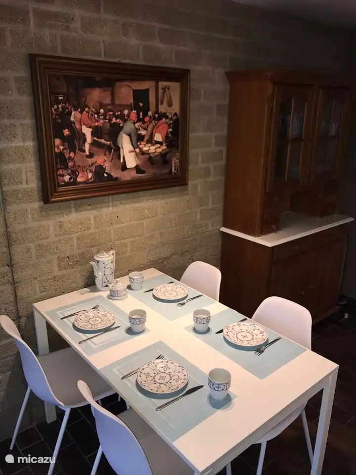 Essbereich mit Hochstuhl für sehr kleine Kinder und Kinderstuhl für etwas ältere Kinder.