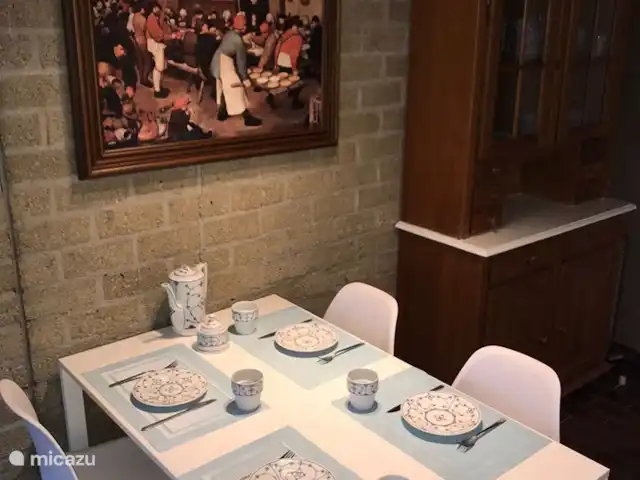 Maison de vacances en Zélande/Bleu | Pays-Bas, Zélande, Bruinisse - bungalow Coin repas avec chaise haute pour les tout-petits et chaise bébé pour les enfants un peu plus grands.