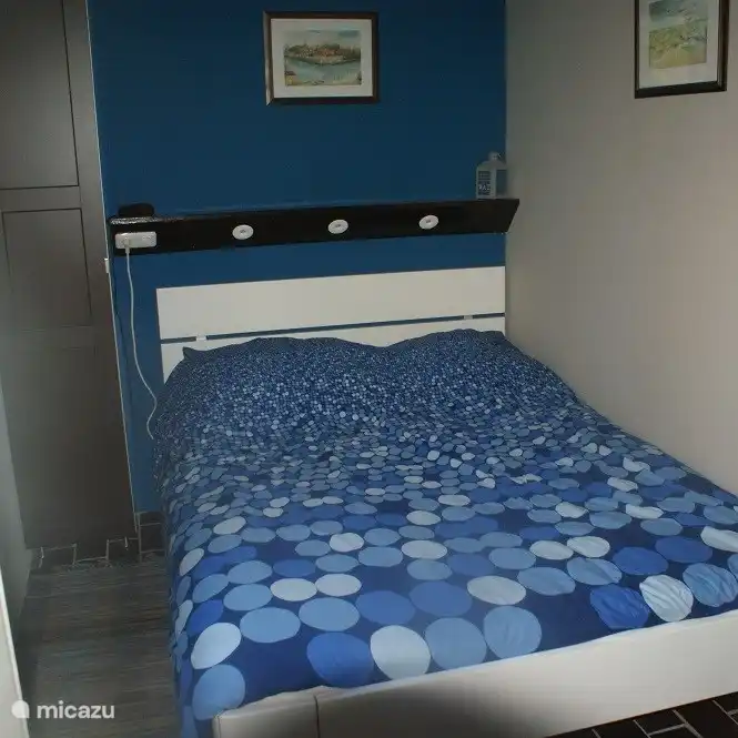 Hauptschlafzimmer mit Kleiderschrank und eingebauten dimmbaren Scheinwerfern.