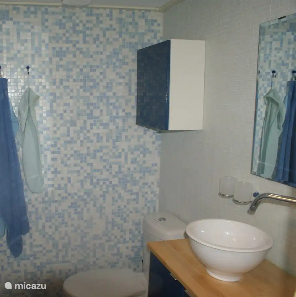 frisches blaues Badezimmer