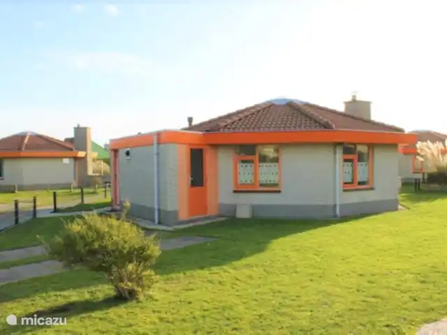 De Oranje Tulp | Pays-Bas, Hollande du Nord, Julianadorp aan Zee - bungalow Grande pelouse autour de la maison