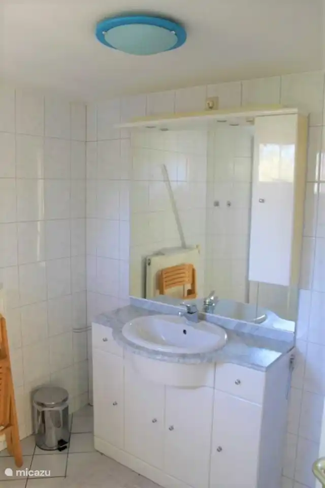 Badezimmer mit großem Spiegel