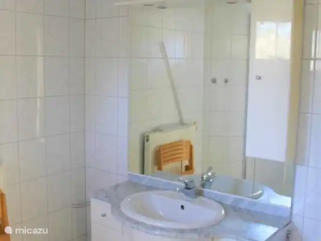 De Oranje Tulp | Pays-Bas, Hollande du Nord, Julianadorp aan Zee - bungalow Salle de bain avec grand miroir