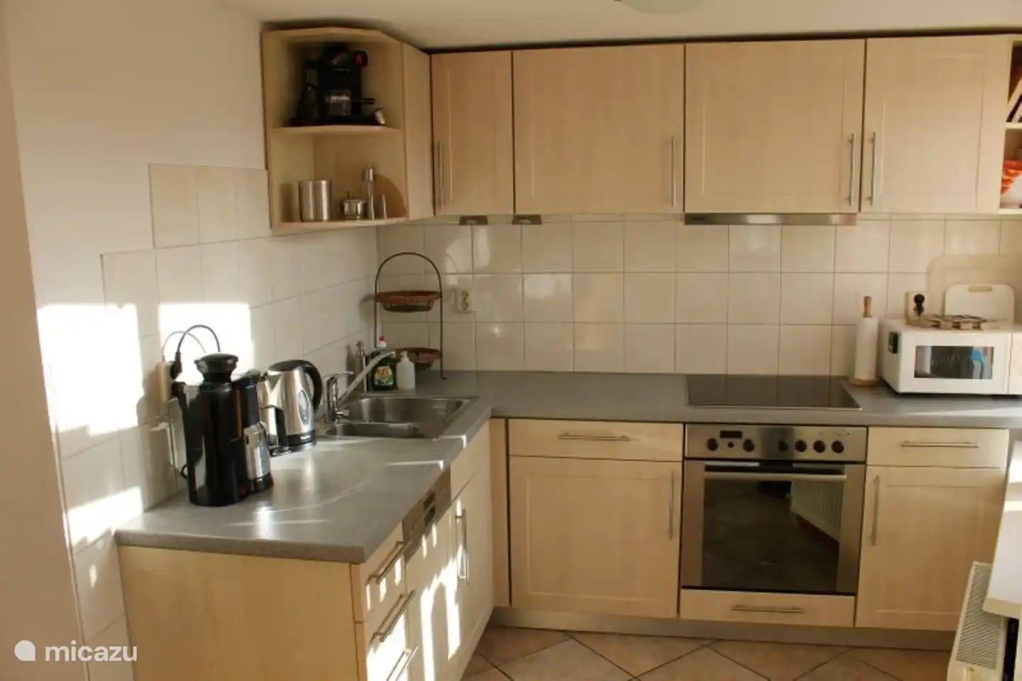 Die geräumige Küche ist komplett ausgestattet