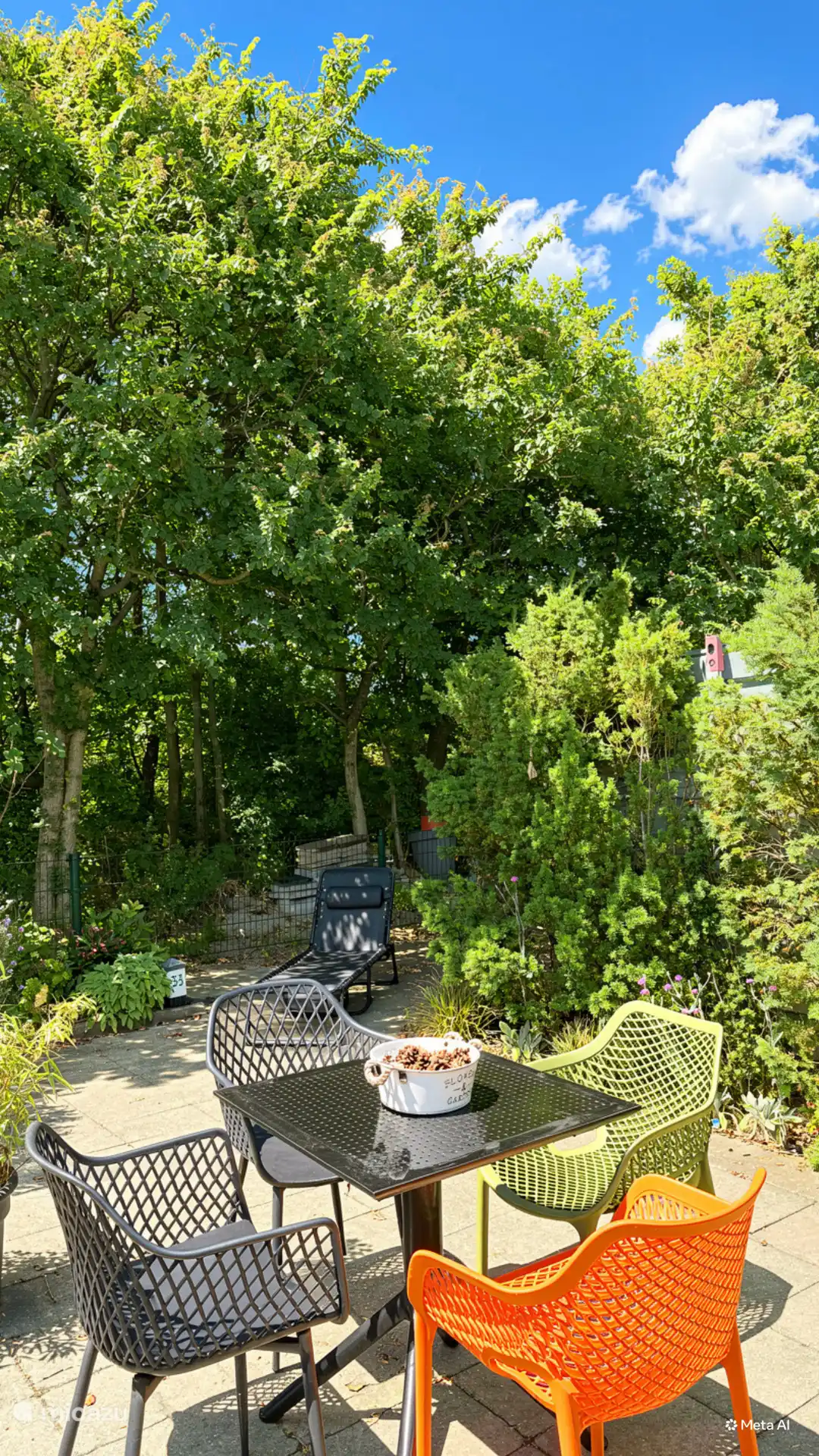 Tuin met tuinmeubels