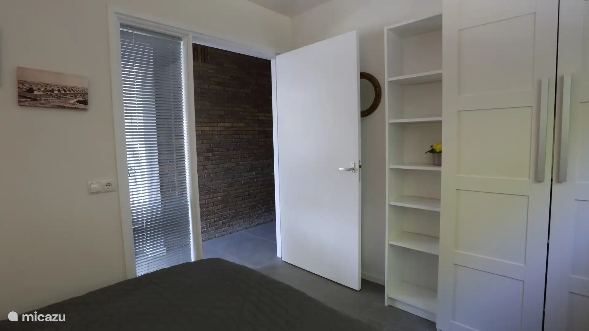 Dormitorio con armario