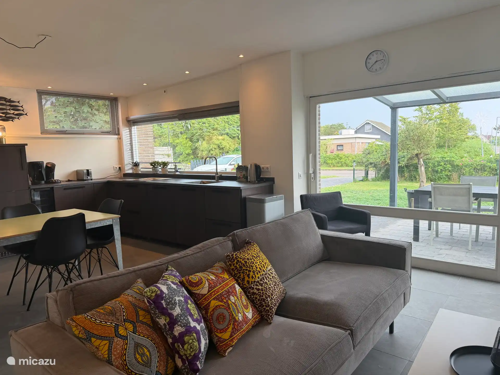 Woonkamer met schuifpui naar de tuin