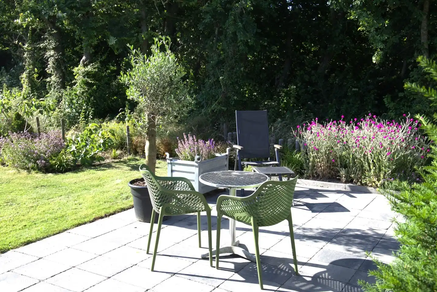 Der Garten verfügt über viele Sitzgelegenheiten.