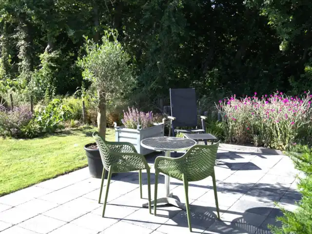 bungalow huren in Nederland, Noord-Holland, Julianadorp aan Zee – Bungalow Duinzicht De tuin heeft vele zitplaatsen.