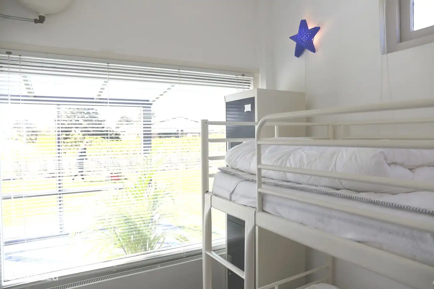 Ein Etagenbett ist ebenfalls vorhanden.