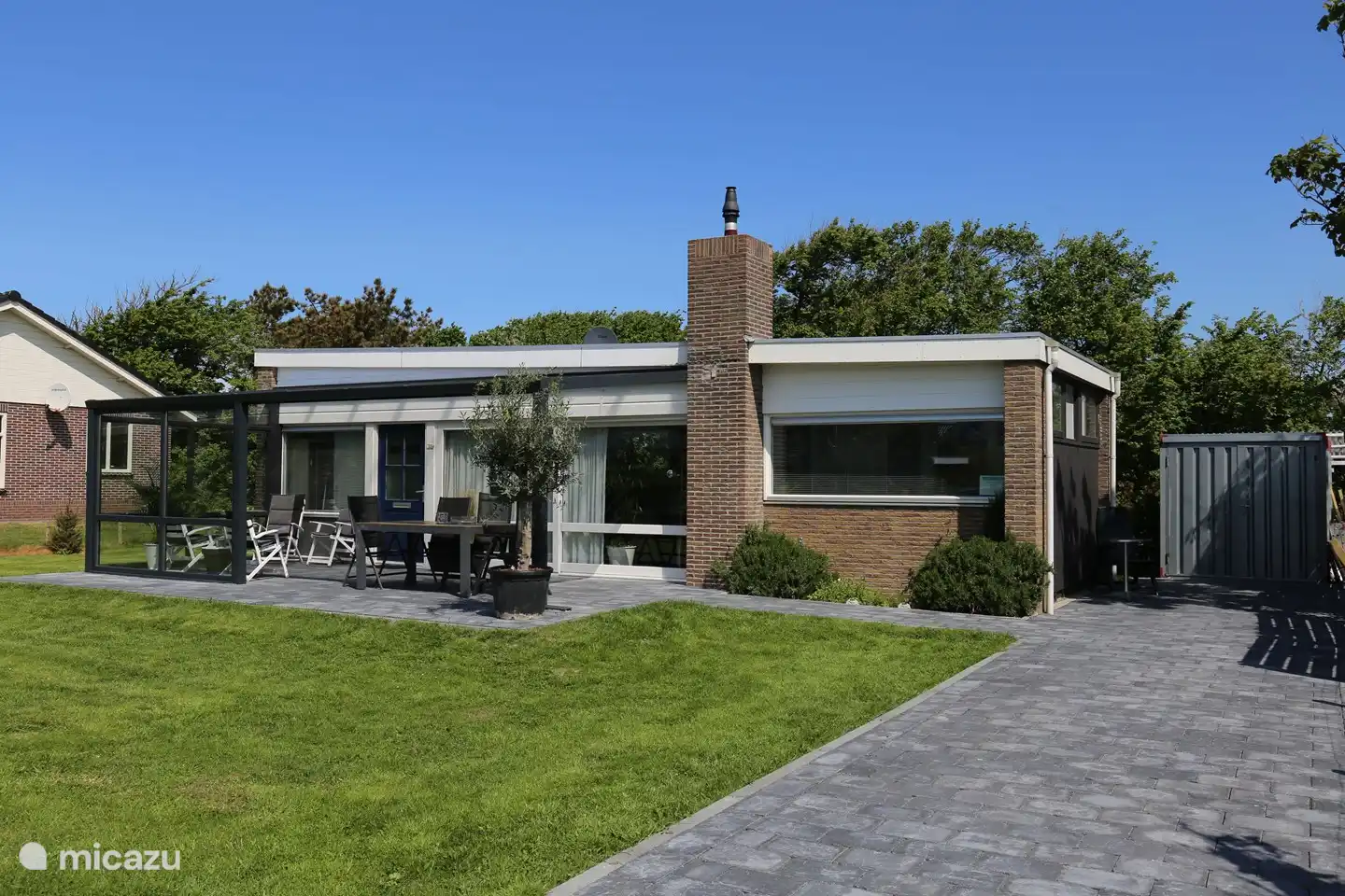 Schöner Rasen vor dem Haus