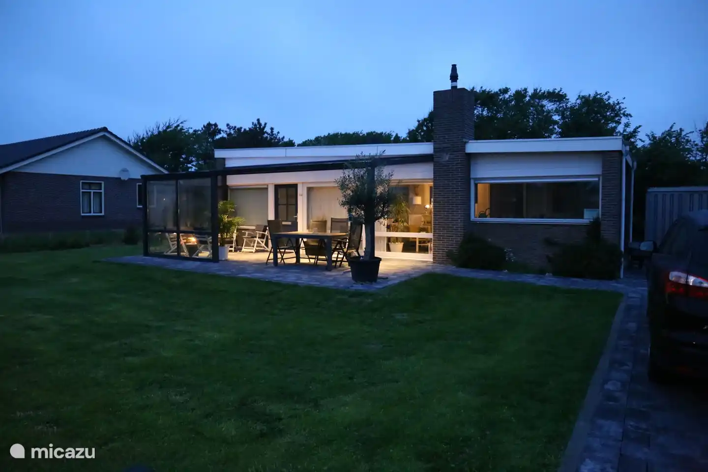 Es ist auch wunderbar, abends auf der Terrasse zu sitzen.