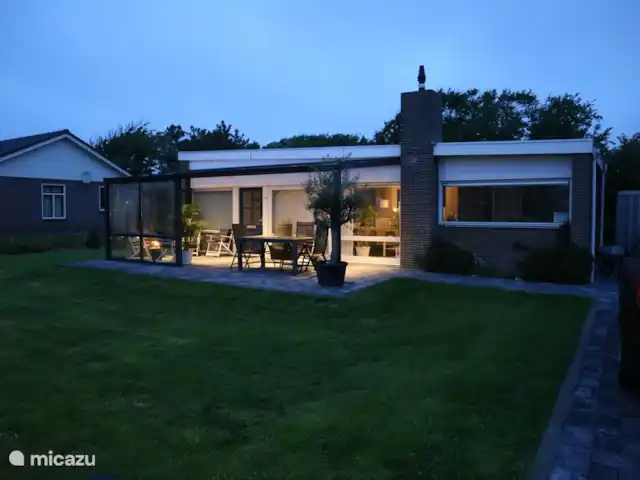 bungalow huren in Nederland, Noord-Holland, Julianadorp aan Zee – Bungalow Duinzicht Ook s avonds is het heerlijk zitten op het terras.