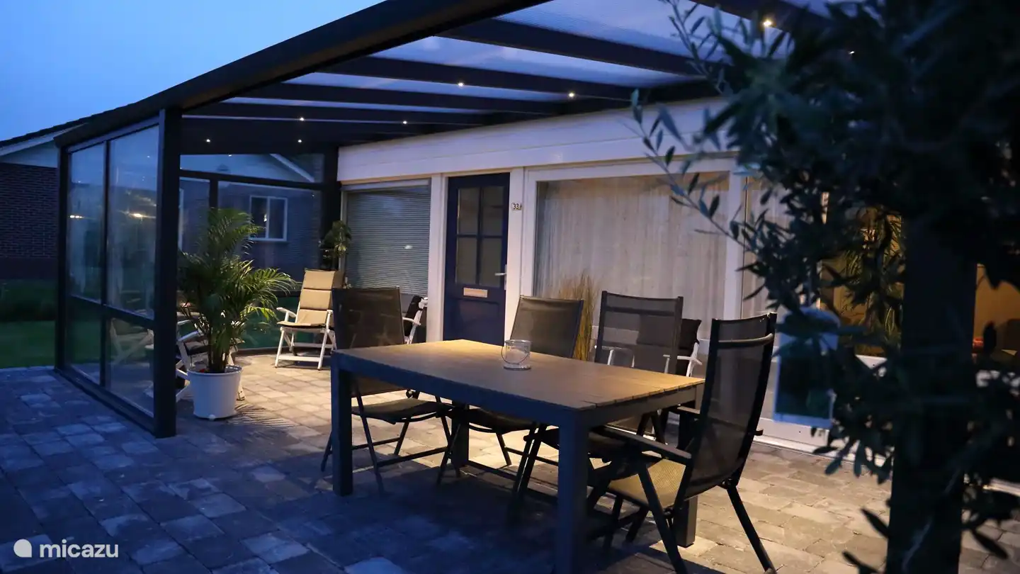 Setzen Sie sich gemütlich im Wintergarten an den Tisch