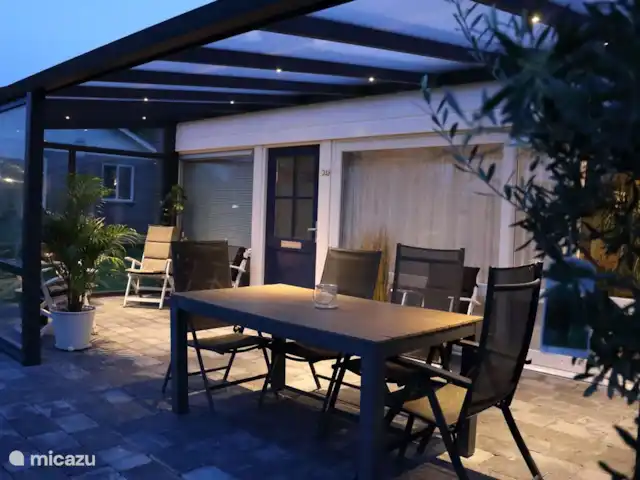 bungalow huren in Nederland, Noord-Holland, Julianadorp aan Zee – Bungalow Duinzicht ga gezellig in de serre zitten aan de tafel