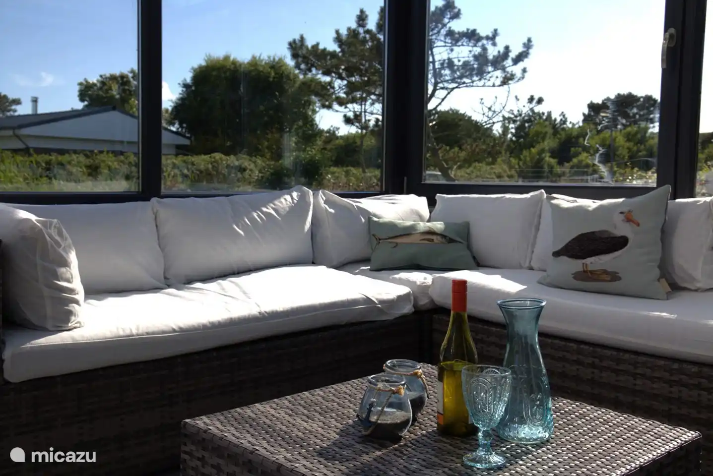 und ein schönes Sofa auf der geschützten Terrasse.