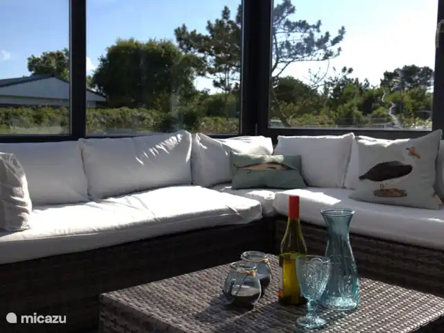 bungalow huren in Nederland, Noord-Holland, Julianadorp aan Zee – Bungalow Duinzicht en heerlijke bank op het beschutte terras.
