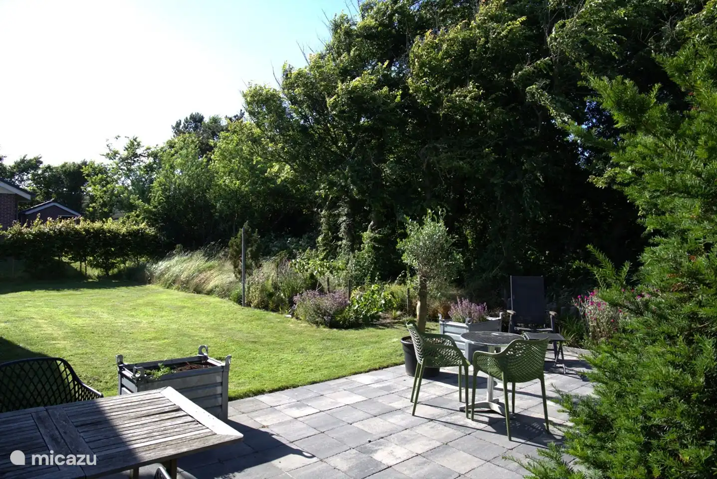 Schöner Garten mit viel Natur