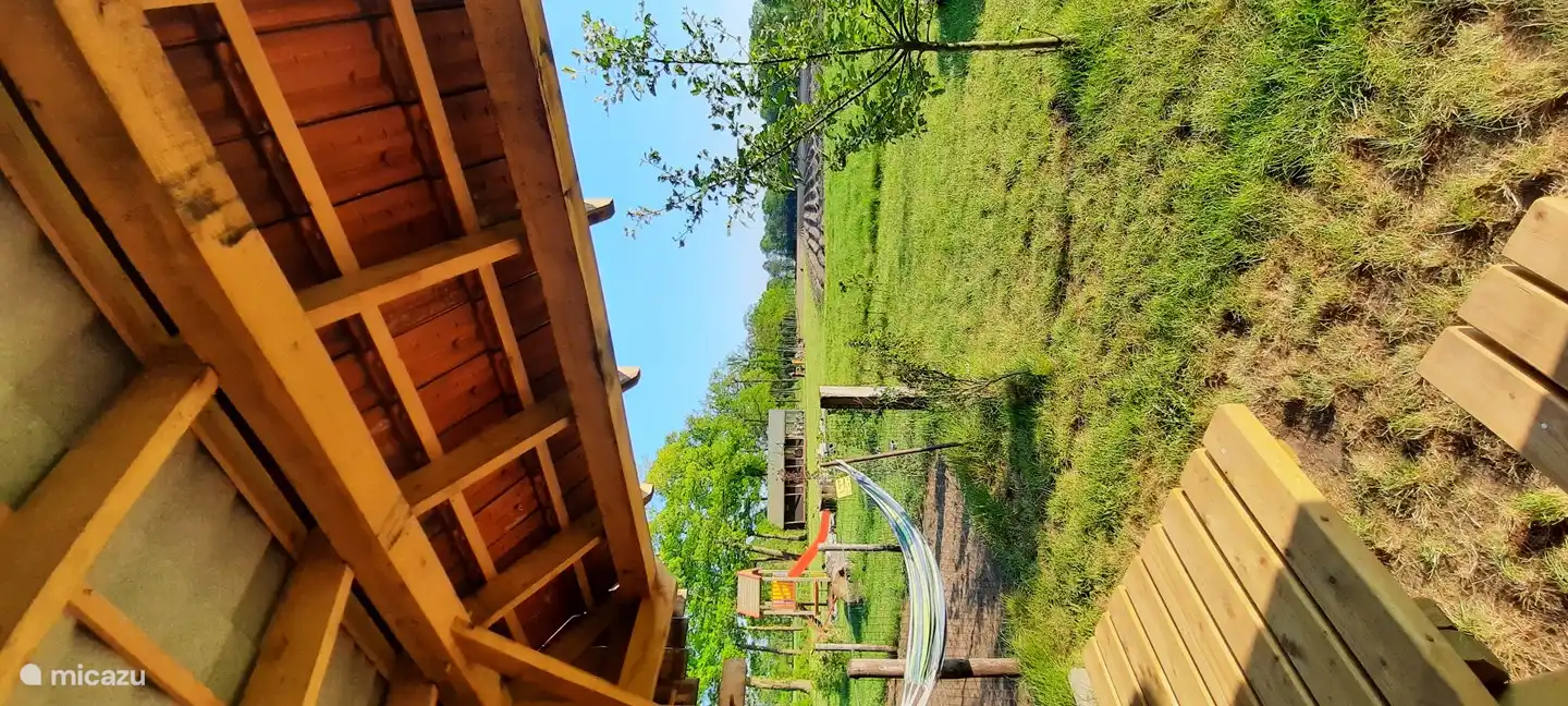 Schöne Aussicht mit Sitzgelegenheiten im Freien