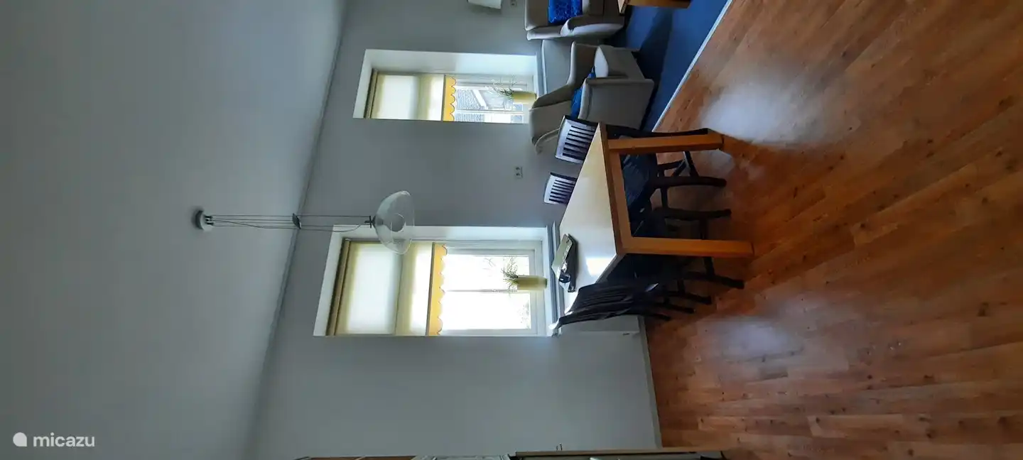 Essküche. Blick über die Kühe, die auf den Wiesen weiden.