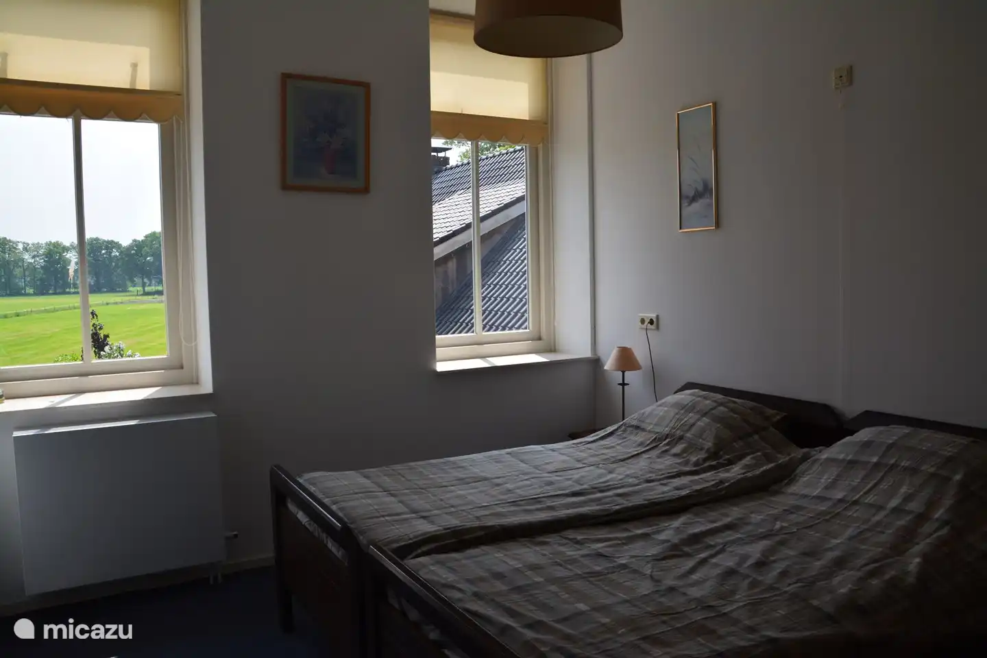 Schlafzimmer mit Moskito-Bildschirmen an den Fenstern