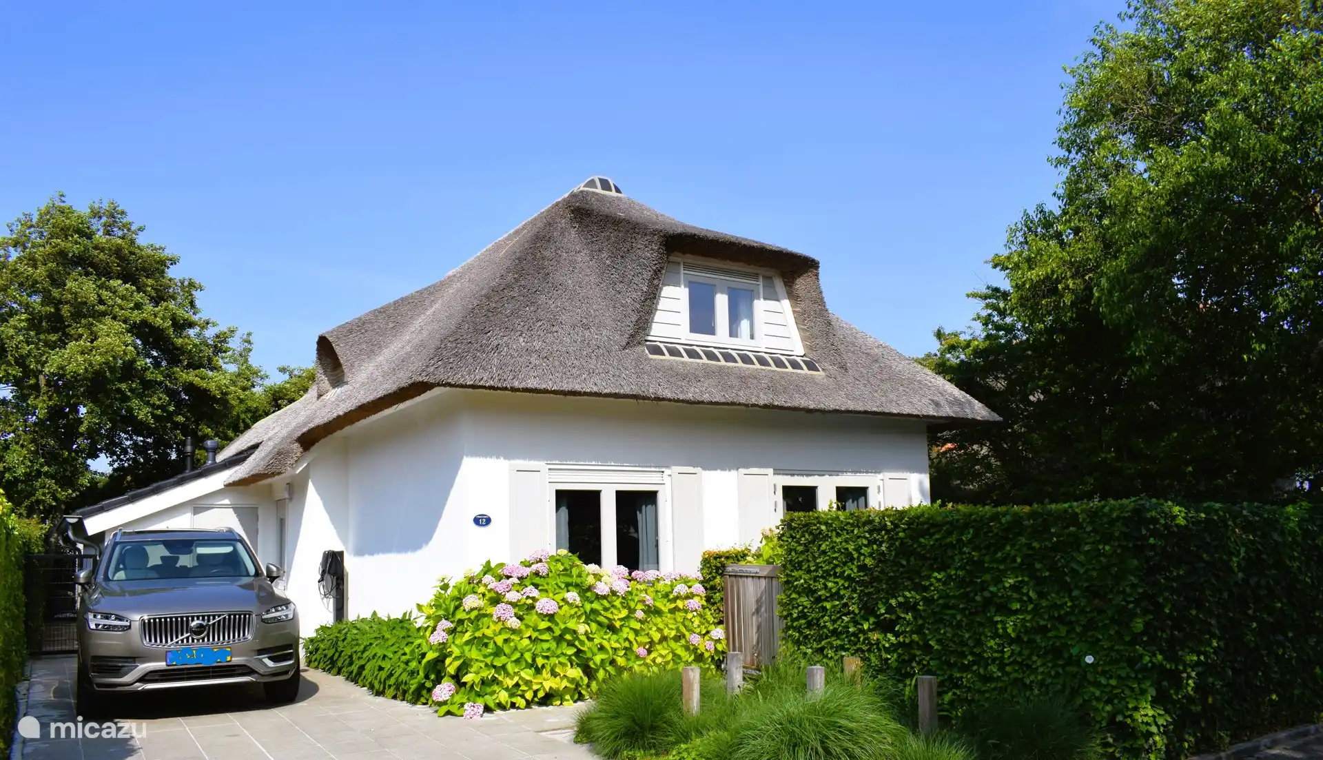 Einfahrt mit Ladestation für Elektroauto