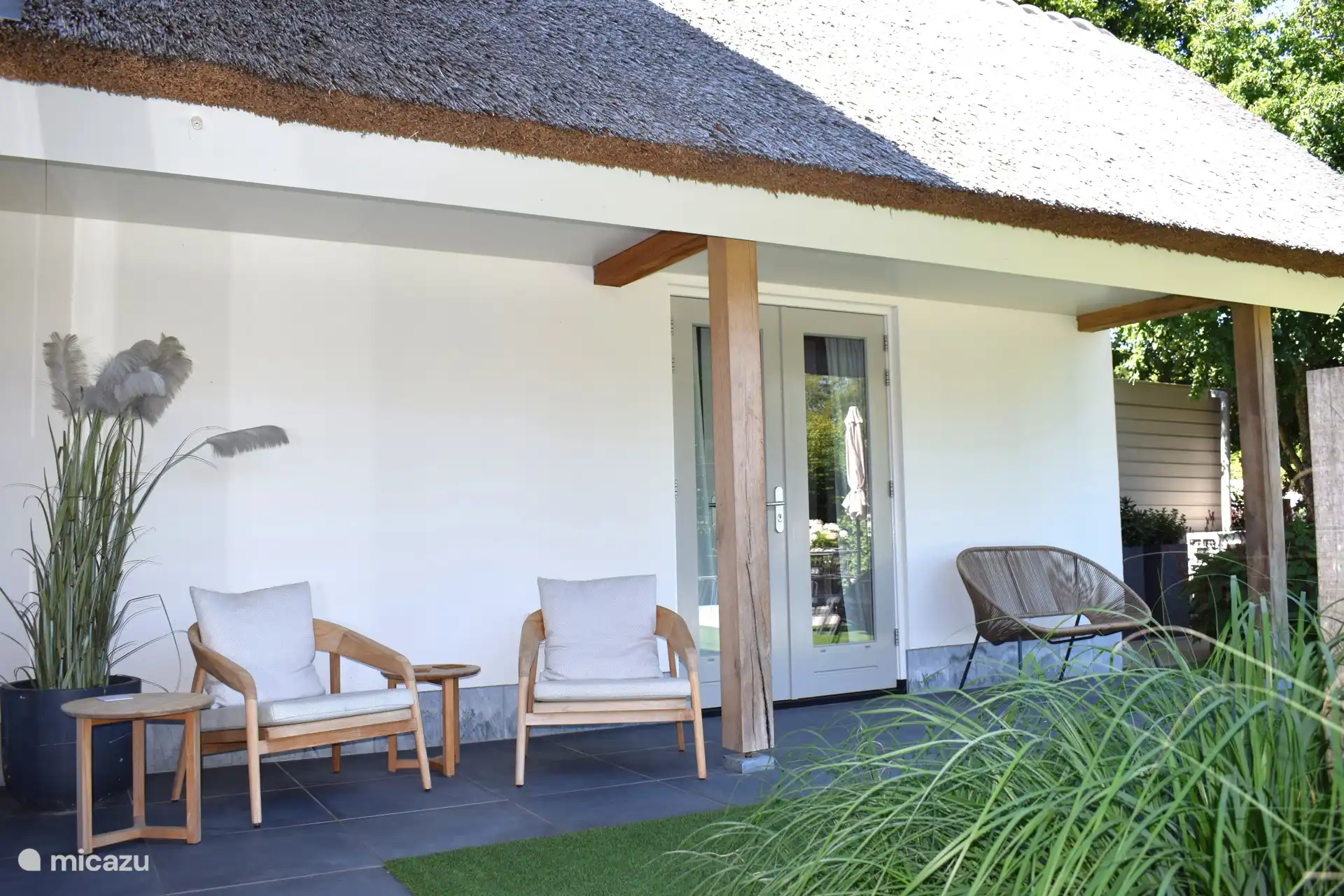 Geschützter Sitzbereich unter dem Vordach gegen Wind, Regen und strahlende Sonne