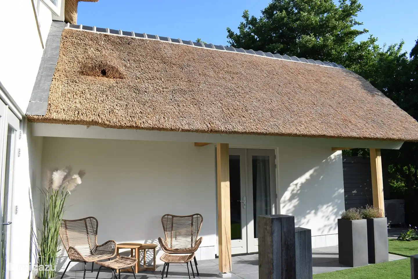 Überdachung, wo Sie im Schatten oder bei Regenwetter sitzen können!