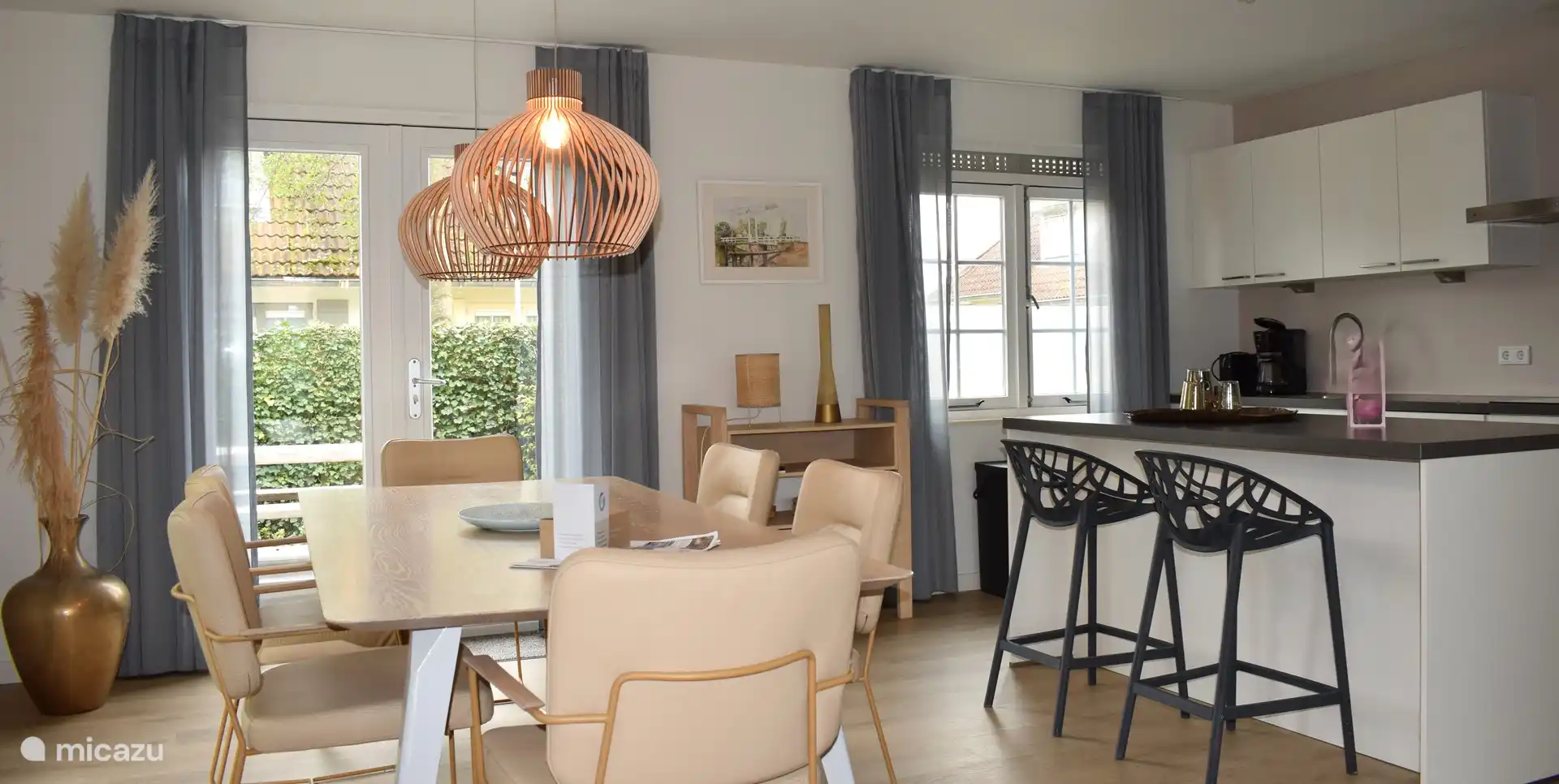 Voll ausgestattete Küche mit Kochinsel