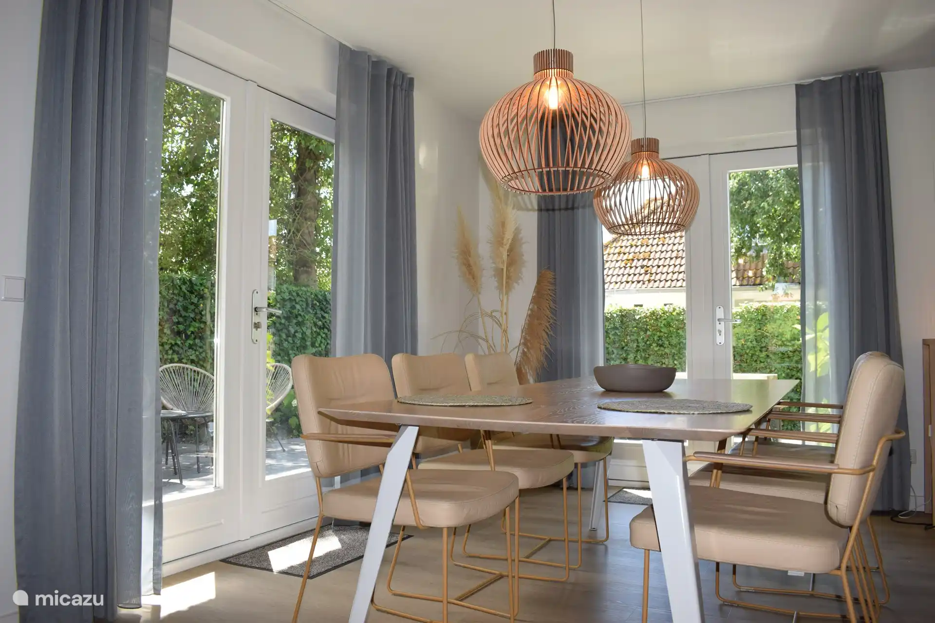 Großer Esstisch für 8 Personen mit Terrassentüren zur Terrasse an der Seite und vor dem Haus