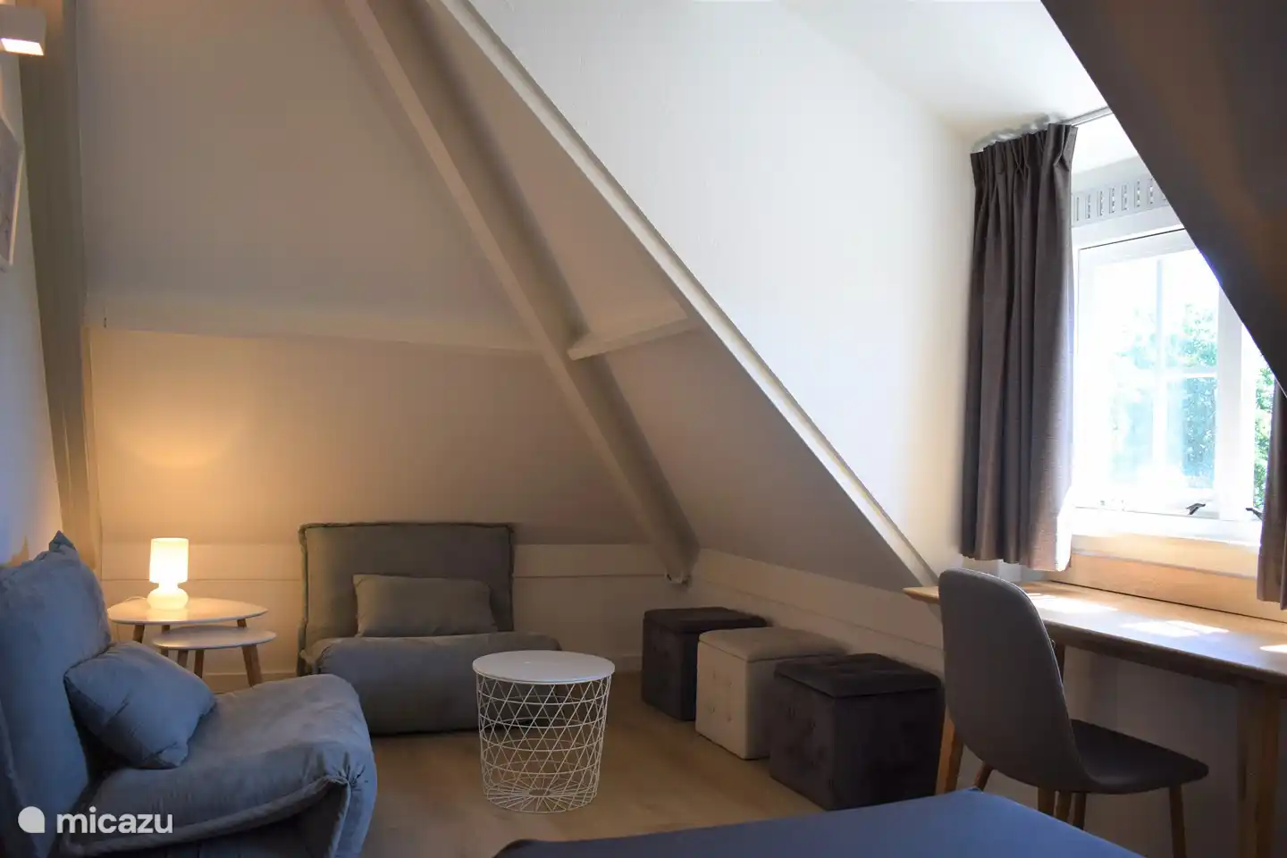 Schlafzimmer 1 auf der Etage mit Sitzecke und Arbeitstisch