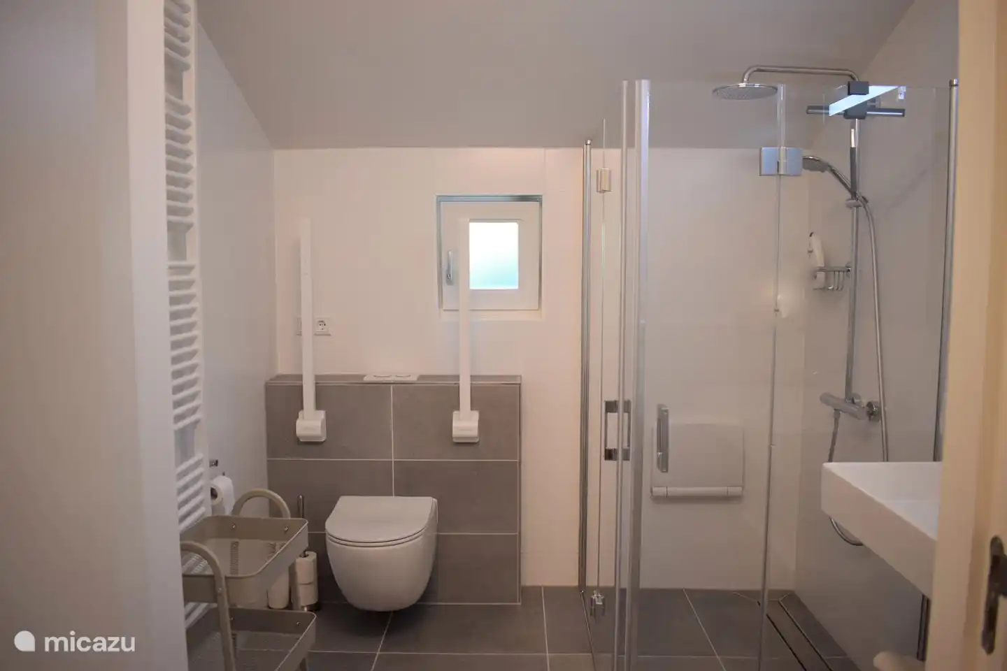 Neues rollstuhlgerechtes Badezimmer mit ebenerdiger Dusche (Regendusche), Toilette mit Absturzsicherung, breitem Waschbecken