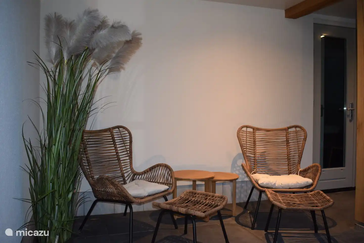 Sitzplatz unter dem Baldachin